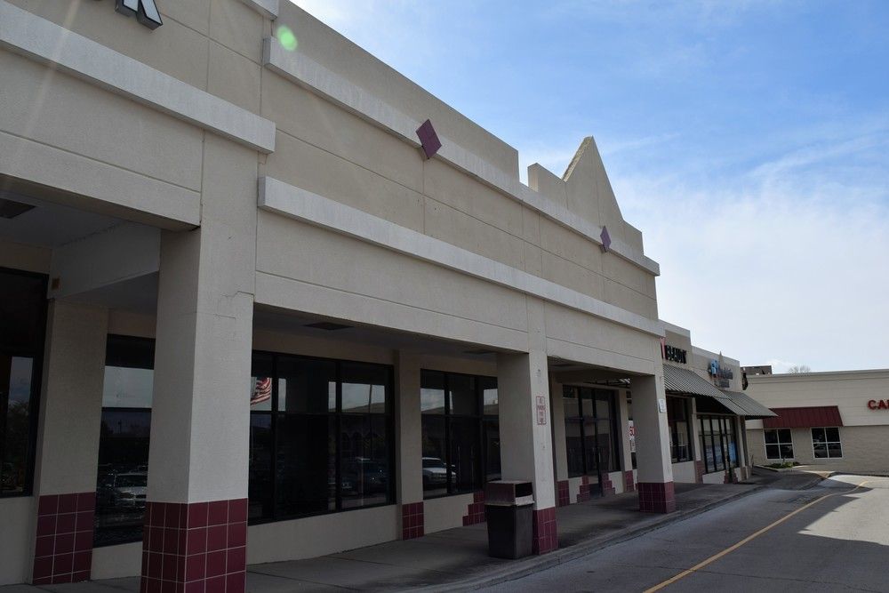 Manhattan Place Shopping Center: 1175 Oak Ridge Turnpike, Oak Ridge, TN 37830